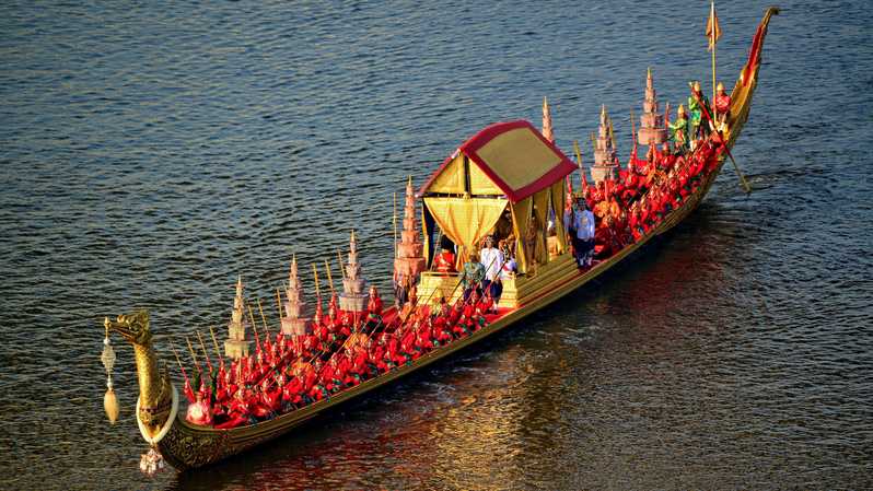Ribuan Orang Saksikan Upacara Perahu Raja Thailand